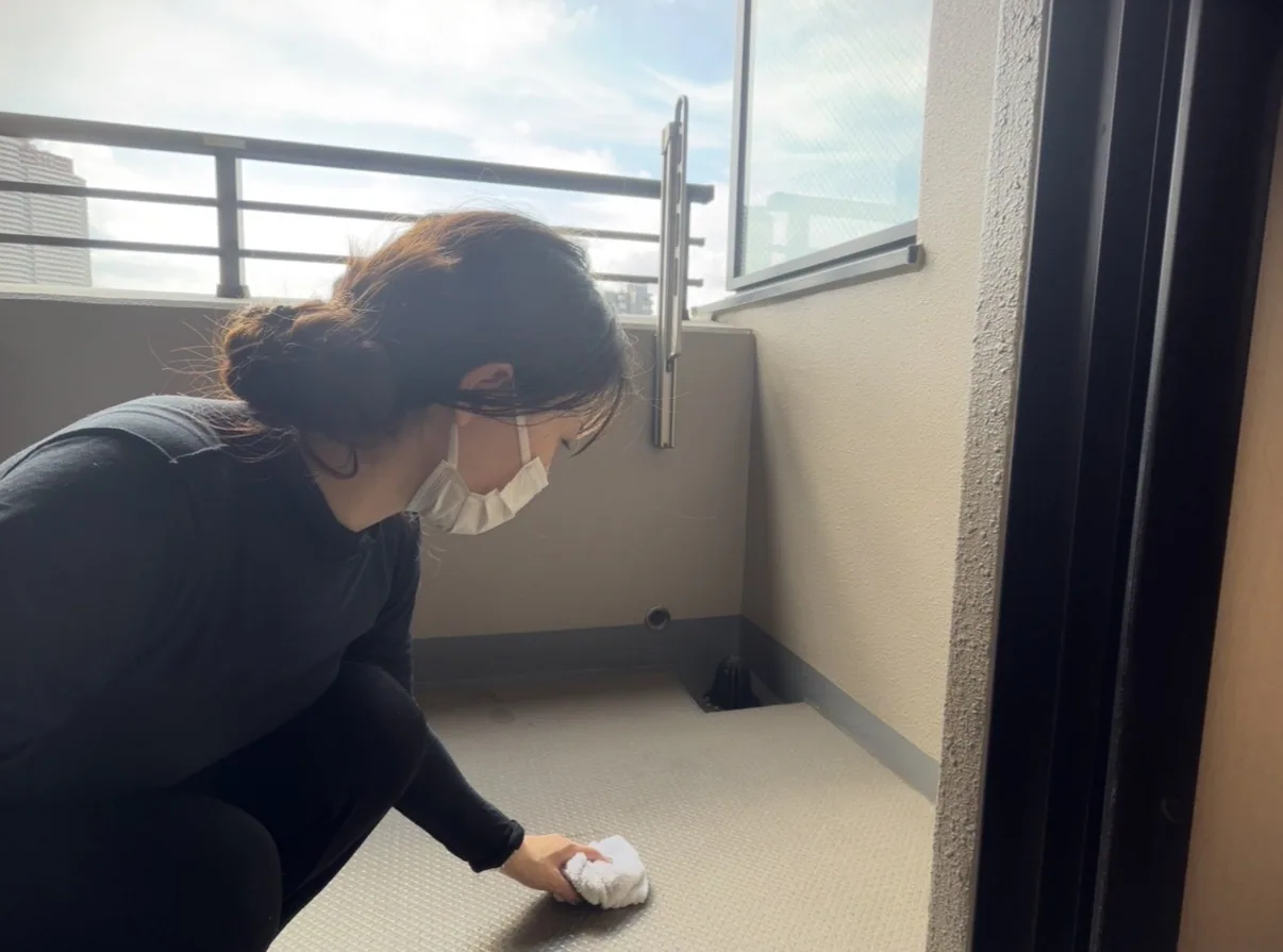 ベランダの床を清掃している実作業写真